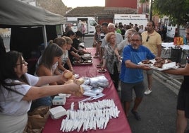 Momento del reparto de las raciones de la parrillada que sirvió para despedir las fiestas en Peromingo