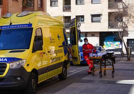 El personal de una ambulancia en una emergencia.