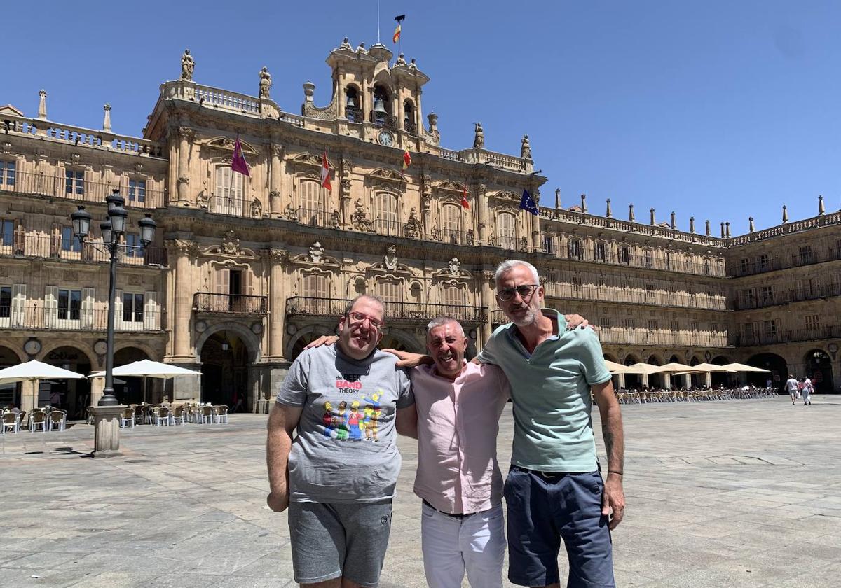 Josete, el 'tiktoker' Javi 'Archi' y Edu Luky en la Plaza Mayor.