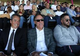 García Carbayo entre Zurita (presidente institucional del Salamanca) y Sandoval en el derbi en el que los dos clubes rompieron relaciones.