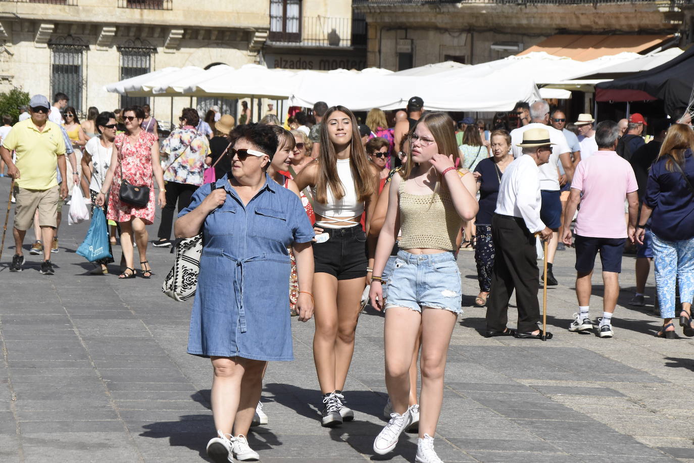 Miles de personas exaltan el comercio local en el Martes Mayor de Ciudad Rodrigo