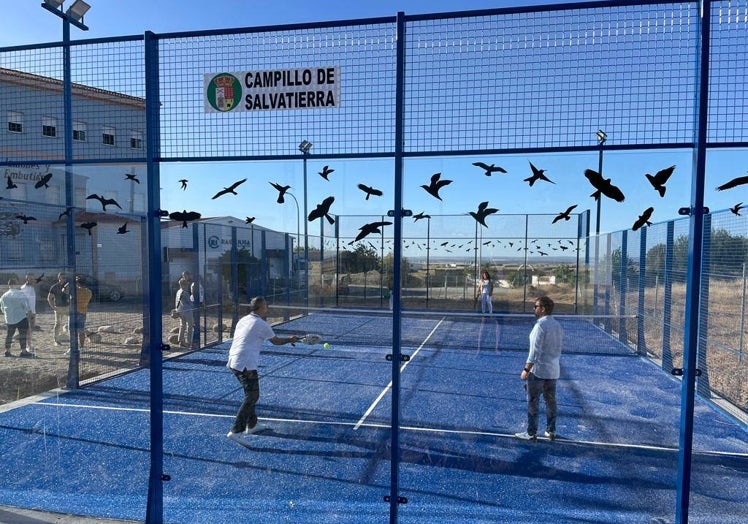 Imagen principal - Vista de distintas perspectivas de la nueva pista de pádel.