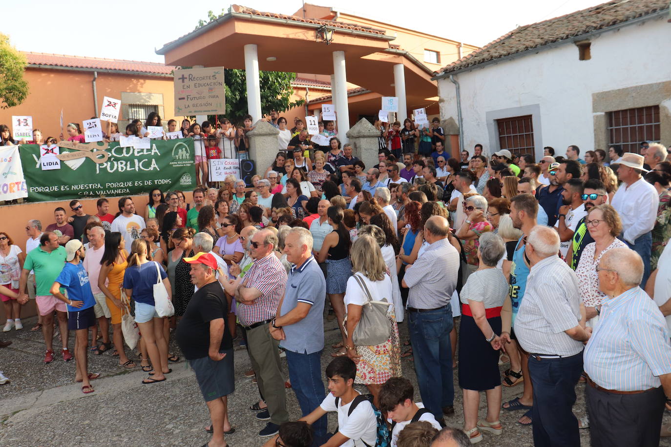 Multitudinaria concentración en Santibáñez de Béjar en defensa de su colegio