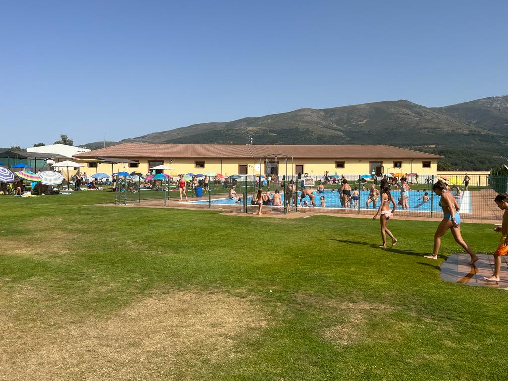 Lleno en la piscina municipal de Béjar