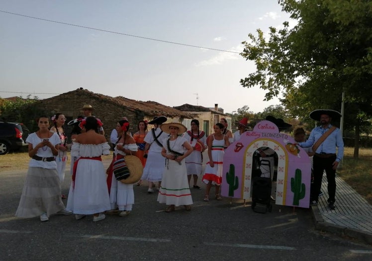 Imagen principal - Ambiente festivo en La Zarza de Pumareda