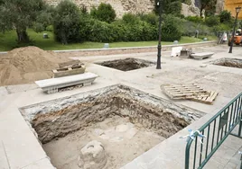 Basa de una columna apoyada en un suelo de pizarra romano hallada en las excavaciones de la calle San Pablo.