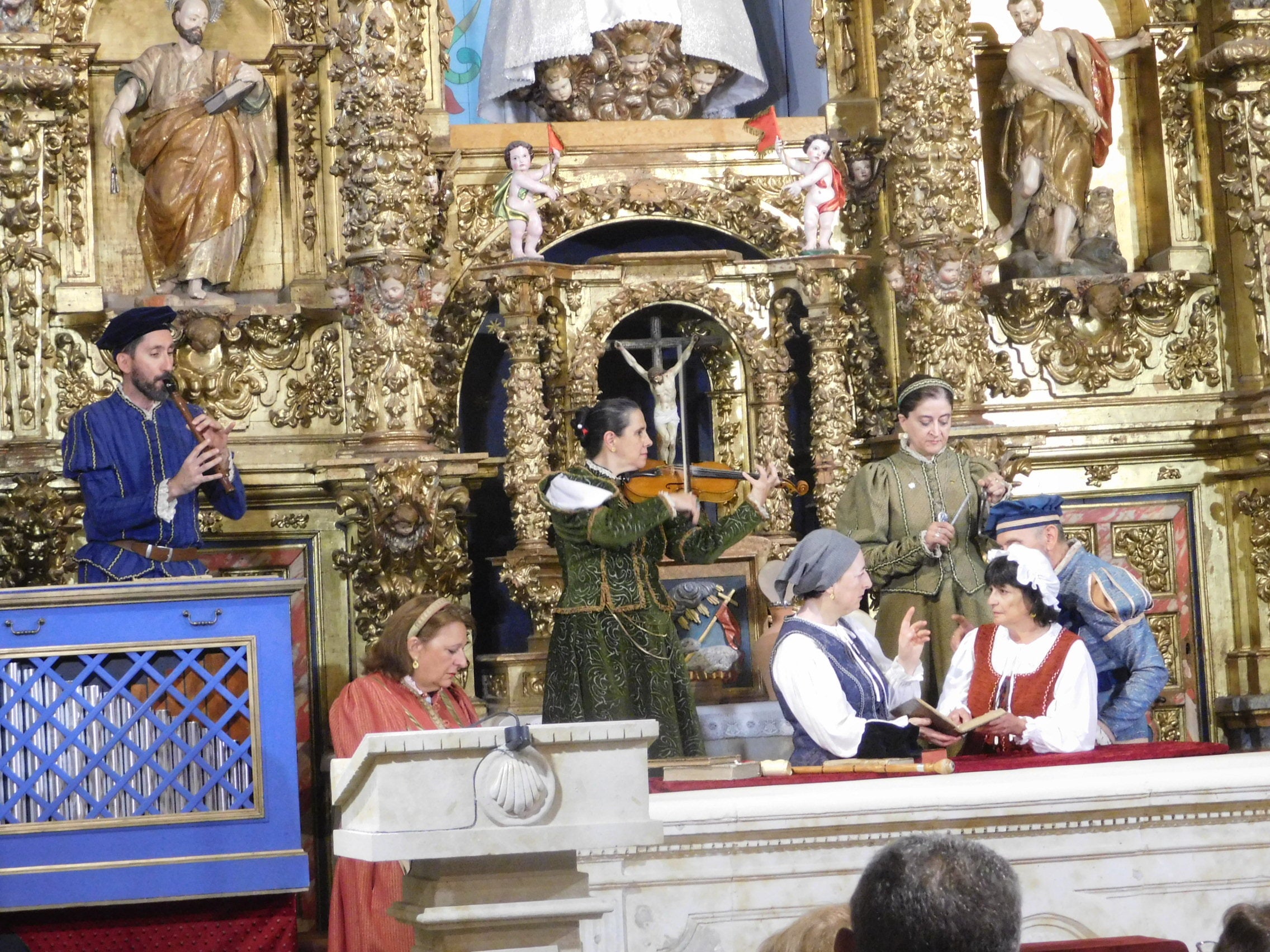 Los vecinos de Calzada de Valdunciel disfrutan de la obra «Buscando a Nebrija»