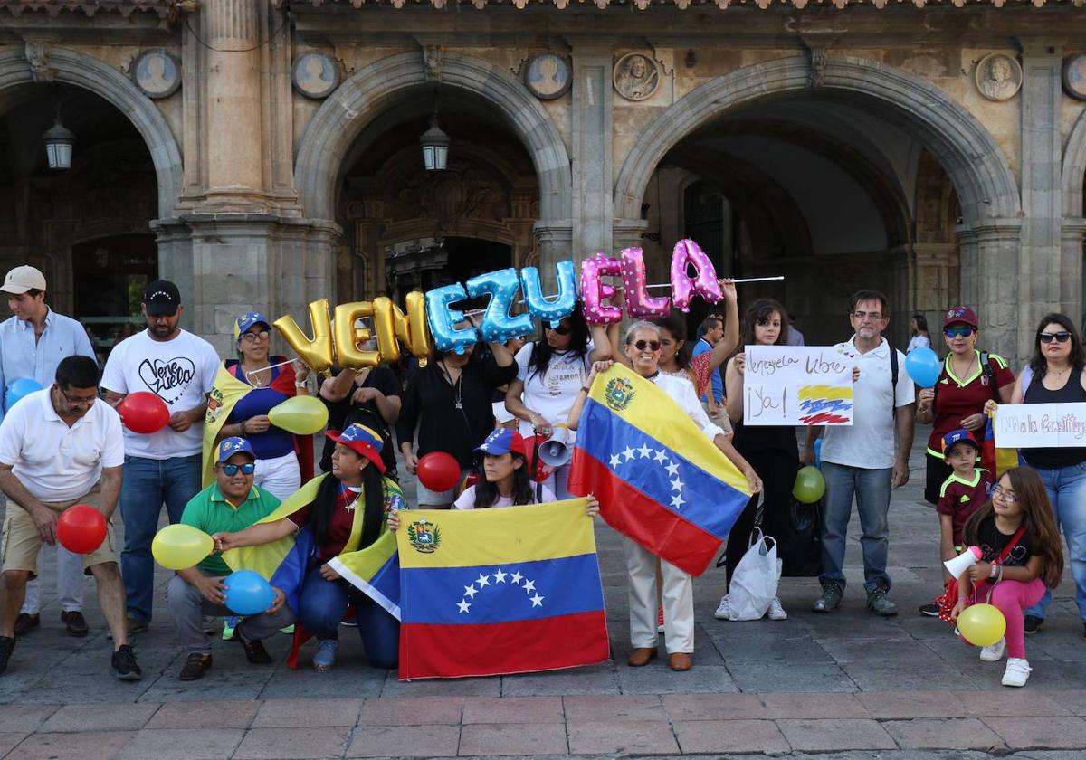 Venezolanos en la Plaza Mayor.