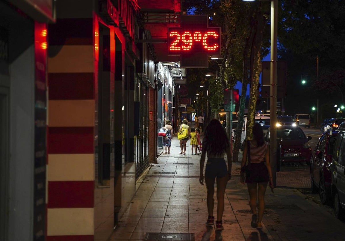 Un termómetro marcando 29 grados en la capital.