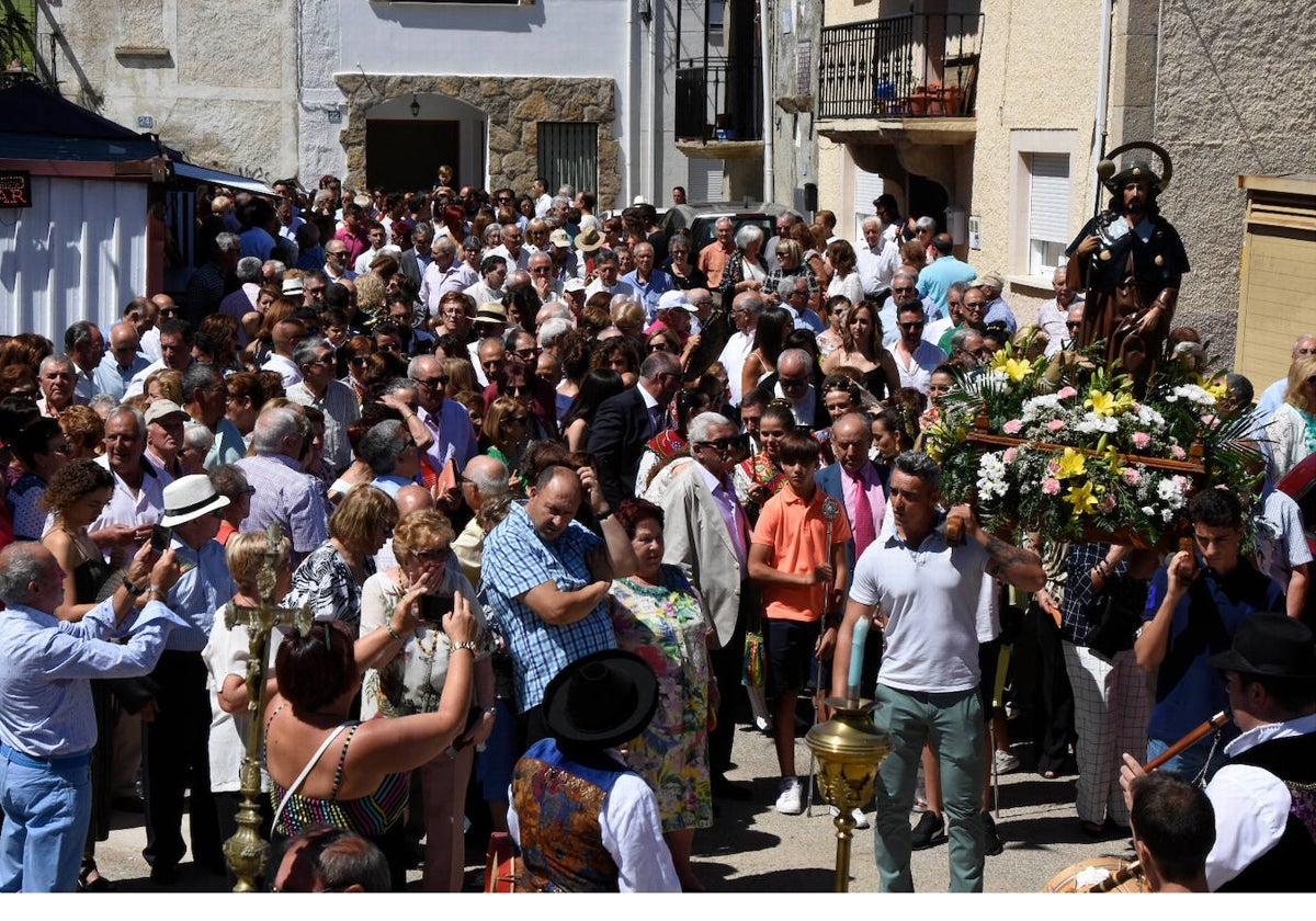 Concurrida procesión con la imagen de San Roque, por las calles de Villarino de los Aires, una de las principales citas.