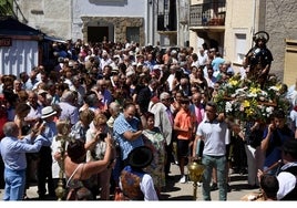 Concurrida procesión con la imagen de San Roque, por las calles de Villarino de los Aires, una de las principales citas.