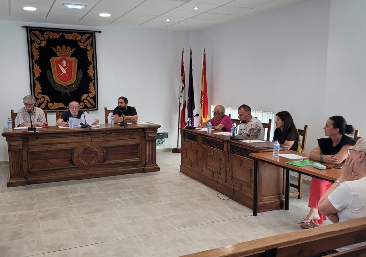 Imagen principal - Sesión extraordinaria de pleno en la Corporación municipal de Vitigudino.