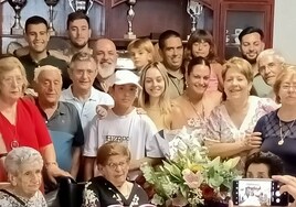 La nueva centenaria de Espeja, Narcisa González Núñez, rodeada de familia y amigos