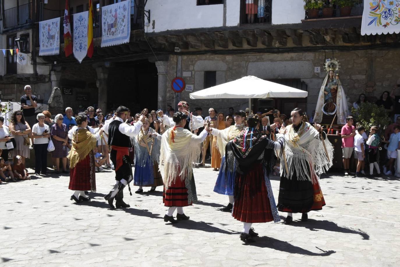 Música y bailes en honor la Virgen en San Martín del Castañar