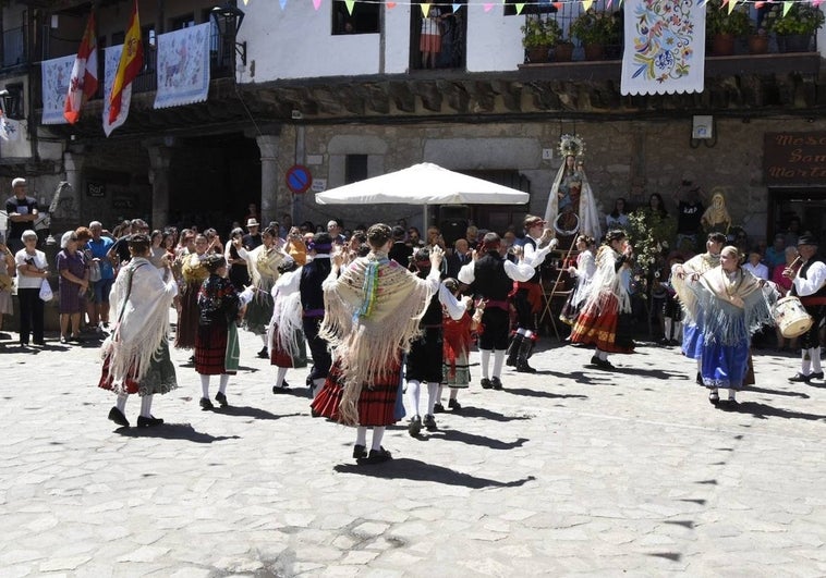Música y bailes en honor la Virgen en San Martín del Castañar