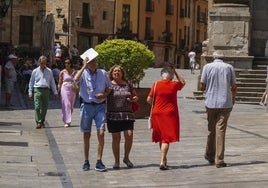 Personas paseando bajo el sol en Salamanca.