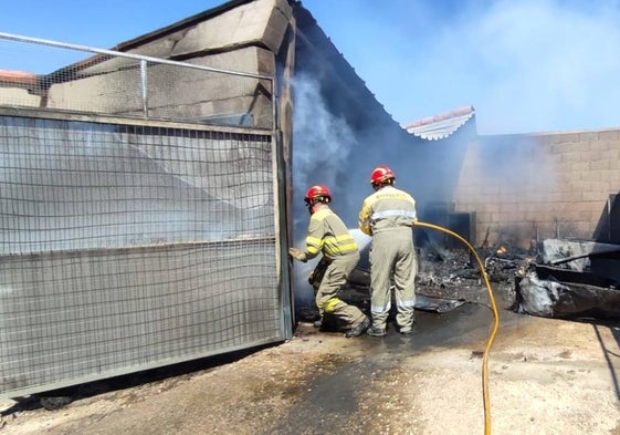 Los Bomberos de la Diputación apagan las llamas