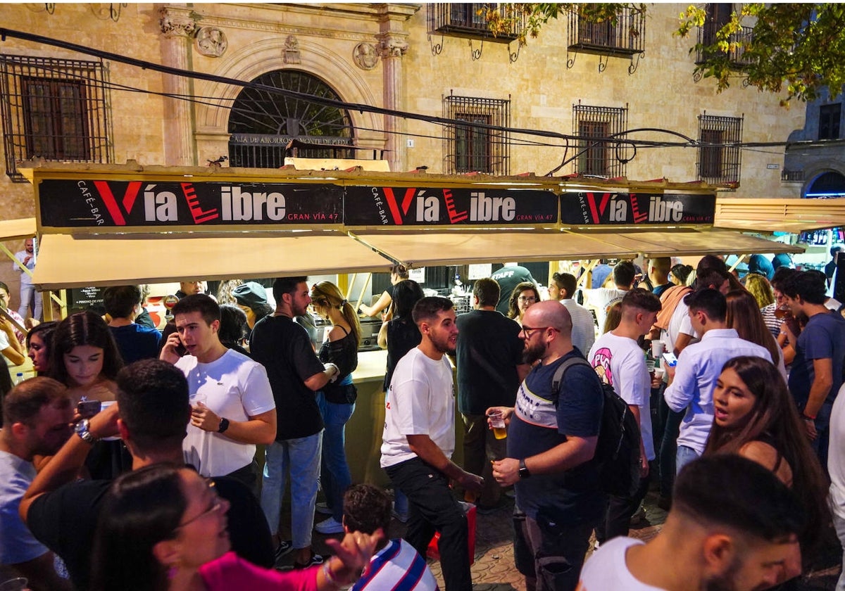 Decenas de personas en las casetas de Los Bandos el pasado septiembre.