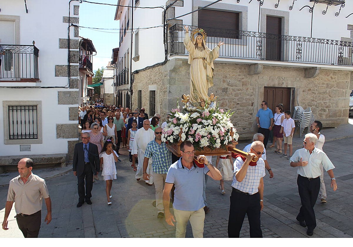 La imagen de la Virgen de la Asunción volverá este martes a las calles de Lagunilla para bendecir a sus fieles.