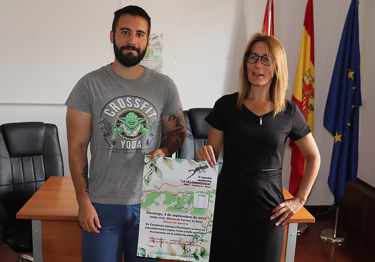 El concejal de Turismo, Kevin Blázquez, y la coordinadora del Museo Judío, Carmen Rubio, en la presentación de la marcha en Béjar.