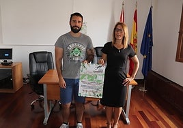 El concejal de Turismo, Kevin Blázquez, y la coordinadora del Museo Judío, Carmen Rubio, en la presentación de la marcha en Béjar.