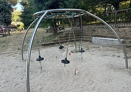 Imagen del estado de uno de los columpios del parque municipal de Candelario.