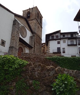 Imagen secundaria 2 - Imágenes de la demolición de uno de los depósitos, los desperfectos en los columpios y la Cuesta de la Romana cubierta por la vegetación. 