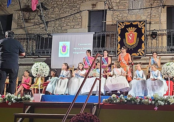 Las cortes de honor, infantil y juvenil, de las fiesta de Vitigudino en el escenario de la plaza de España