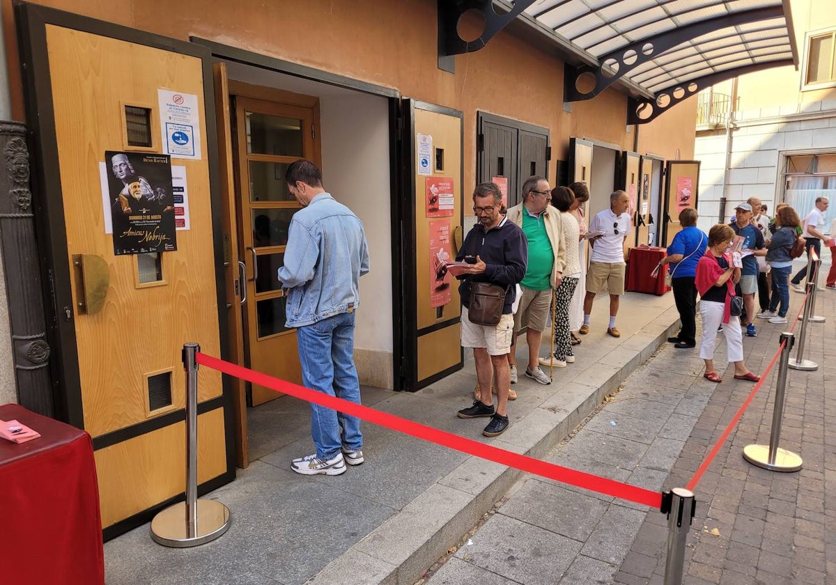 El Teatro Nuevo «Fernando Arrabal» durante el primer día de la venta de entradas del año pasado