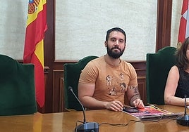 Los concejales del equipo de Gobierno Kevin Blázquez y Olga García en la presentación de las propuestas culturales en el Ayuntamiento de la ciudad.