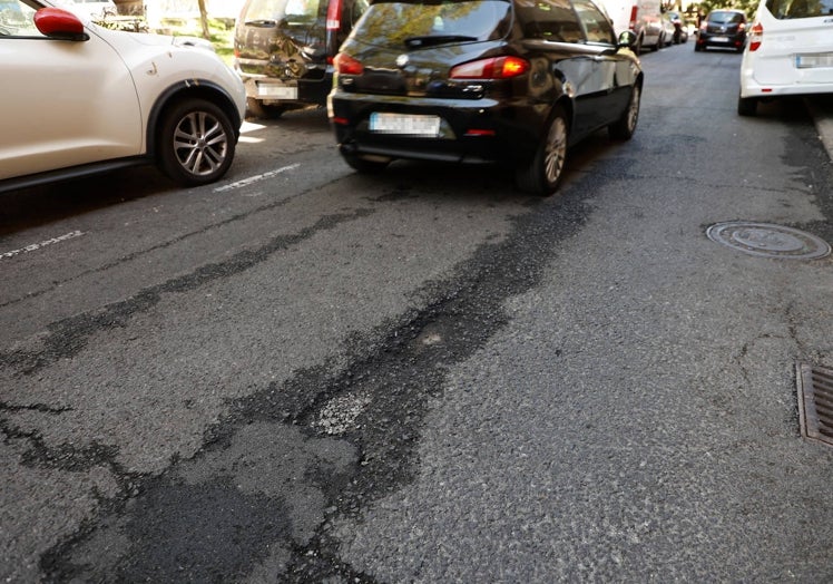 Una de las calles paralelas al Bulevar de la Milagrosa, en el Camino de las Aguas, con desperfectos en la calzada.