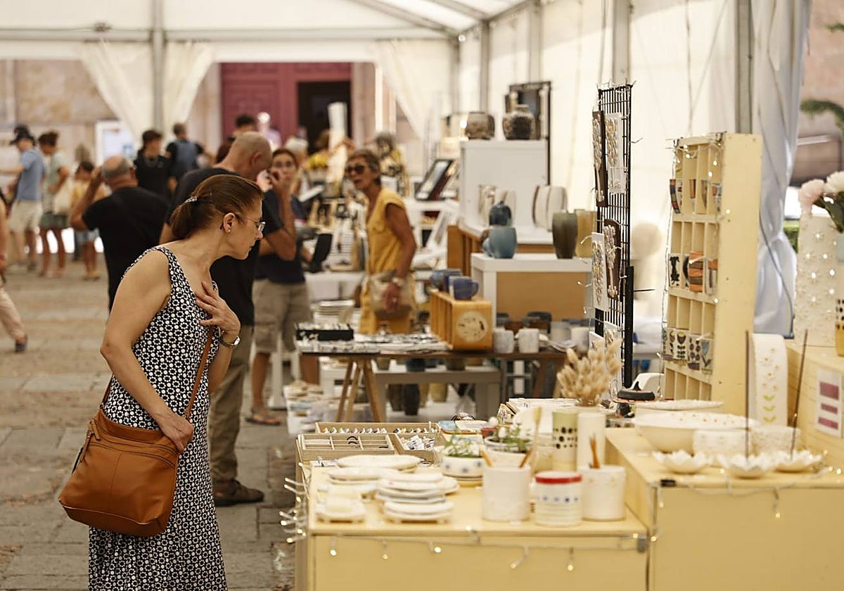 Transeúnte visitando la Feria del Barro.