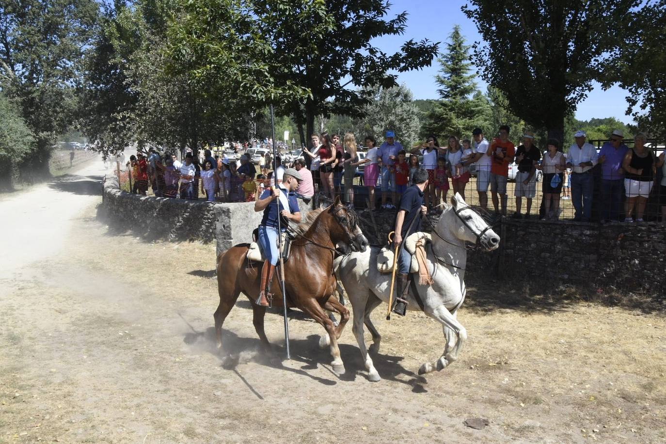 Caótico y largo encierro con caballos en Navasfrías