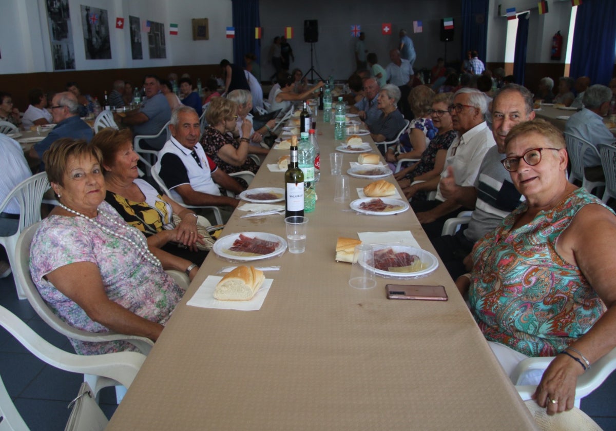 Almenara de Tormes honra a sus mayores con una comida