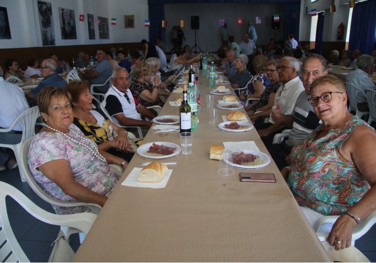 Almenara de Tormes honra a sus mayores con una comida