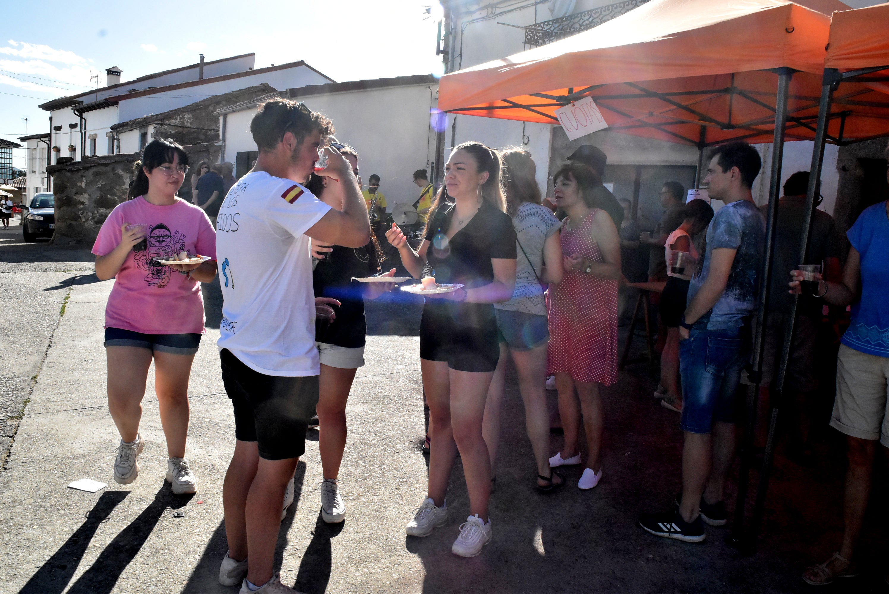 Sangría y jamón en el inicio de las fiestas de Vallejera de Riofrío