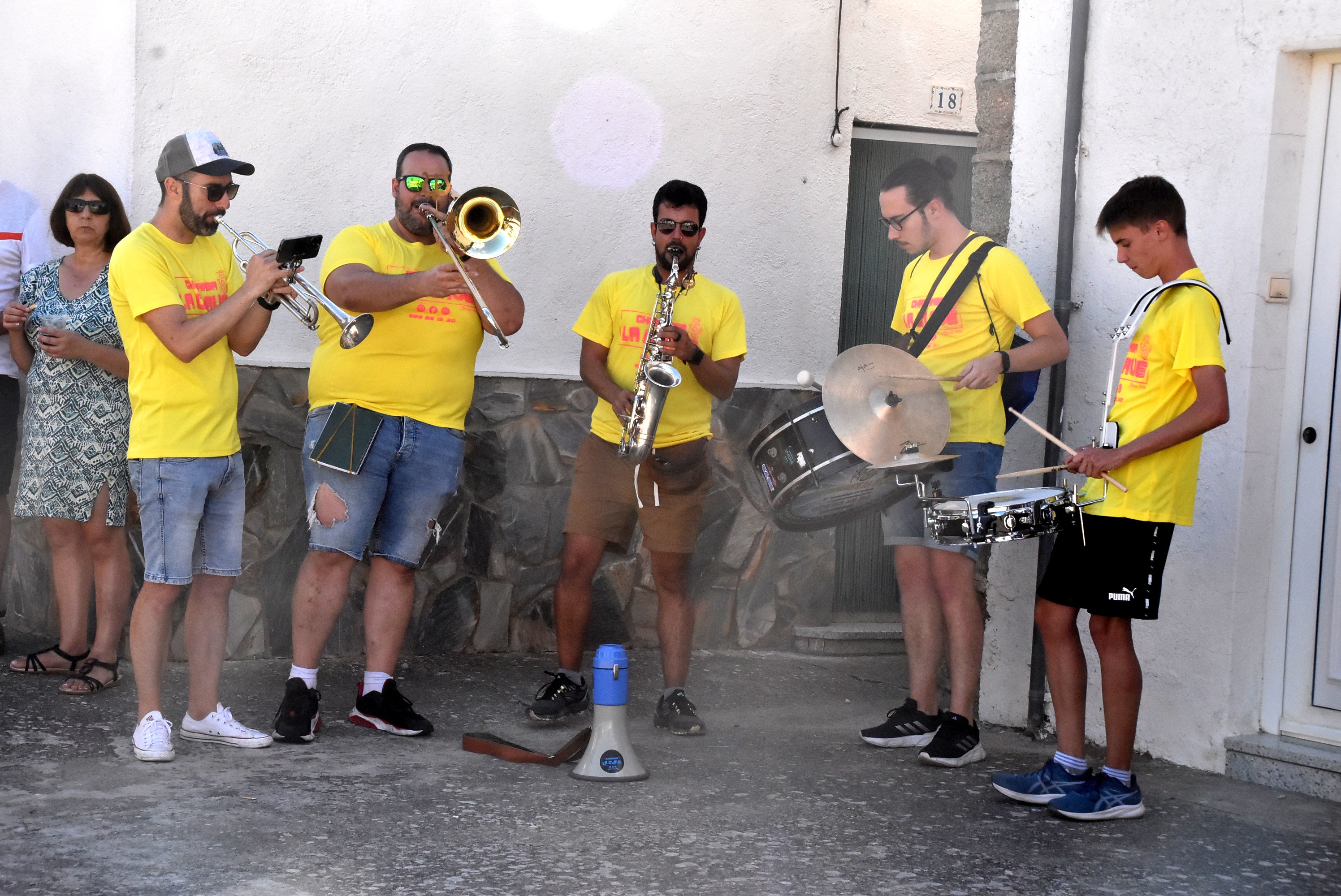 Sangría y jamón en el inicio de las fiestas de Vallejera de Riofrío