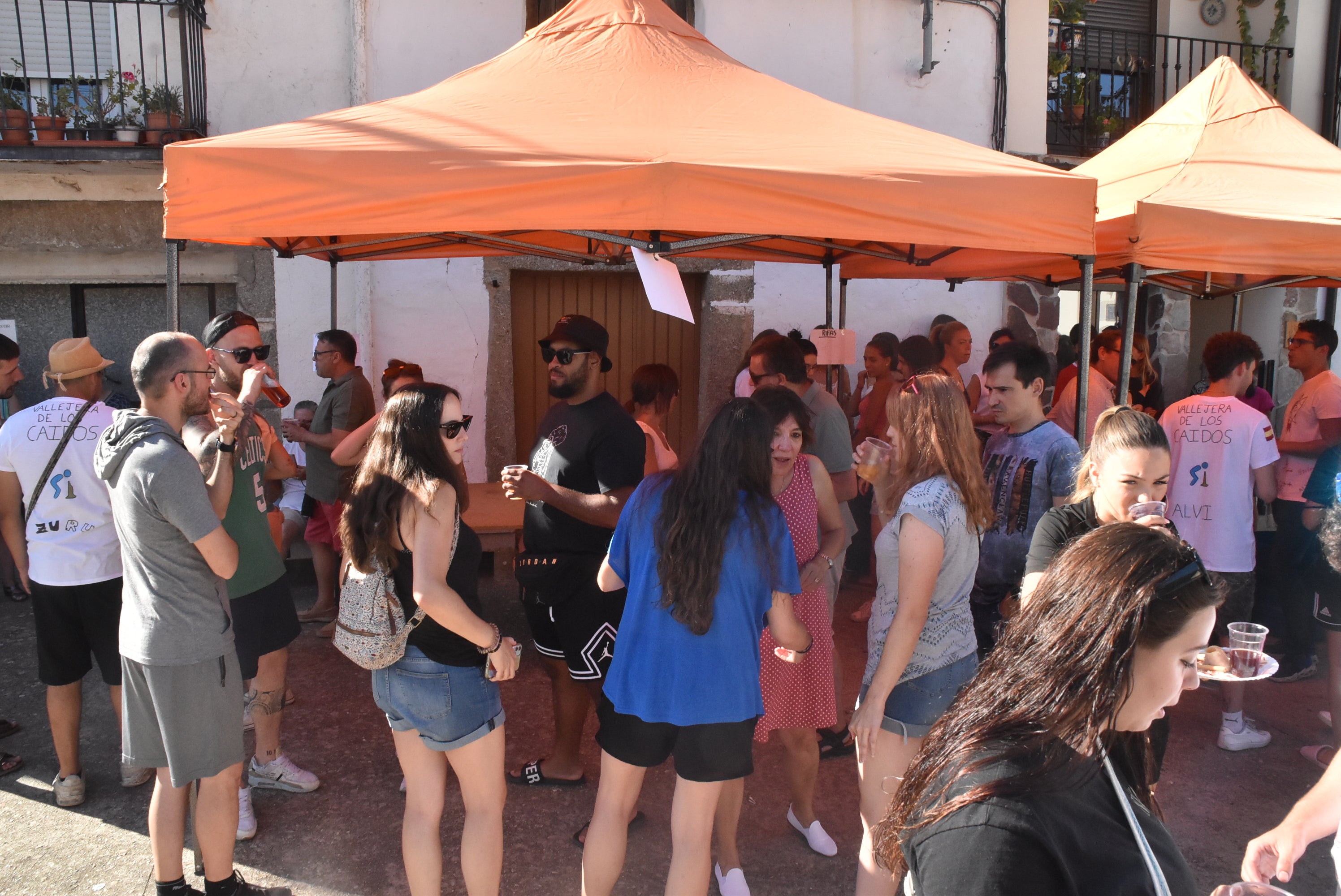 Sangría y jamón en el inicio de las fiestas de Vallejera de Riofrío