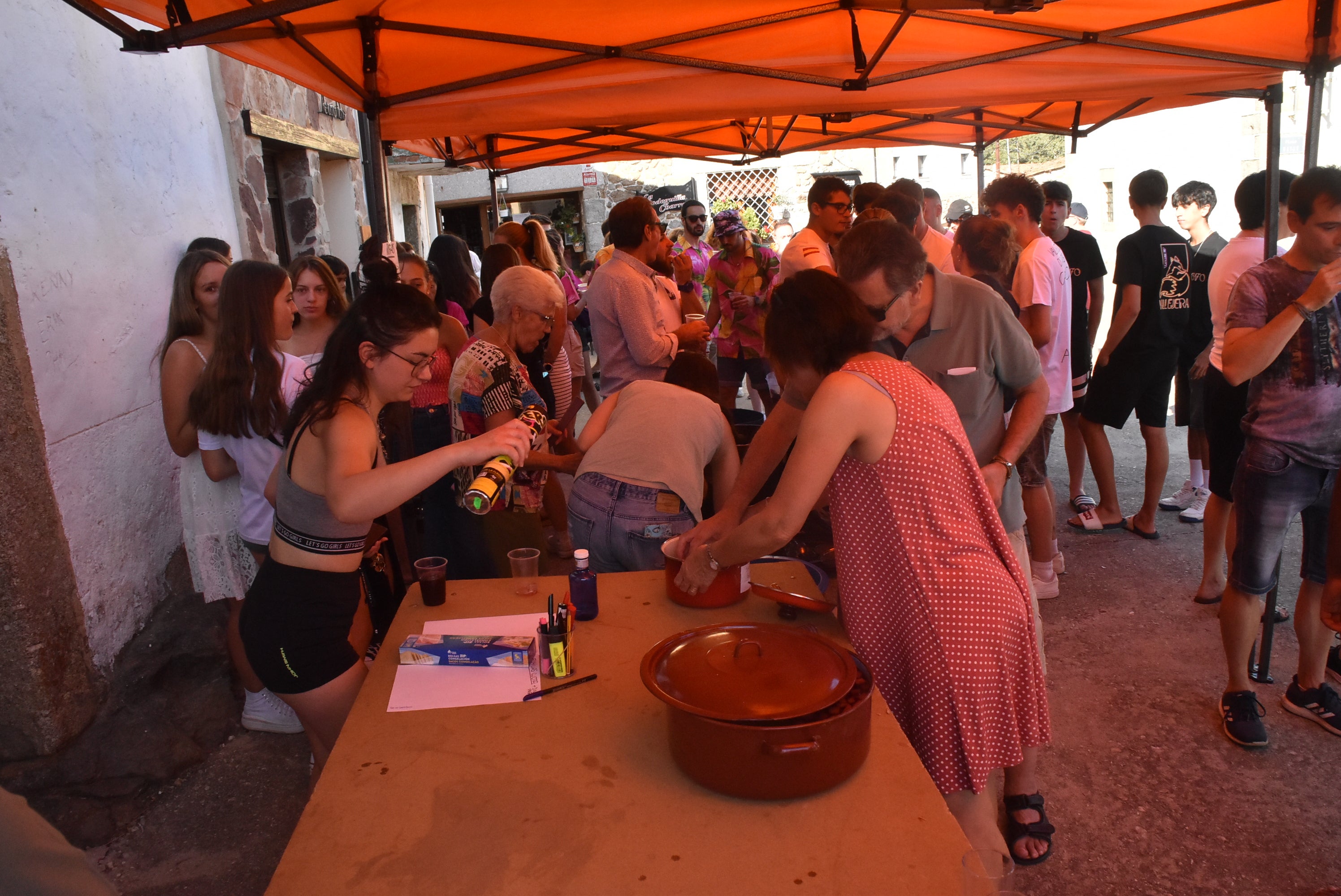 Sangría y jamón en el inicio de las fiestas de Vallejera de Riofrío