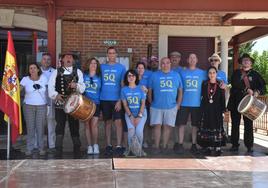 Imagen de los diez quintos junto con El Mariquelo y su grupo, la alcaldesa Nieves García y el médico interpretado por Juan Carlos García