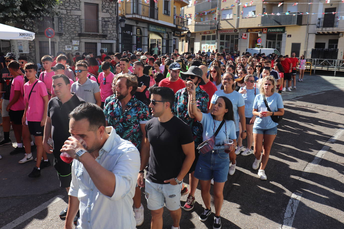 Las peñas disfrutan de la fiesta en Linares de Riofrío