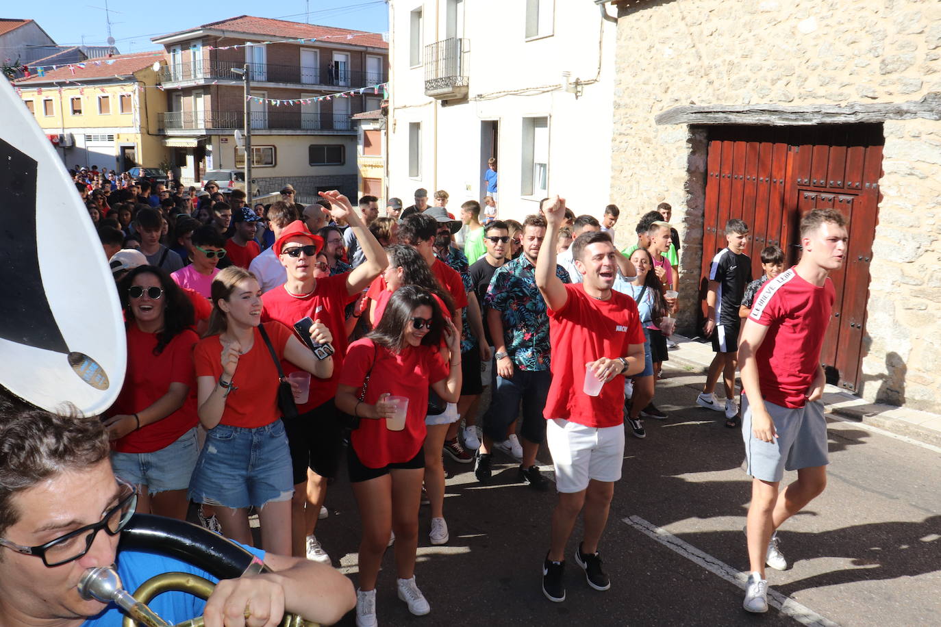 Las peñas disfrutan de la fiesta en Linares de Riofrío