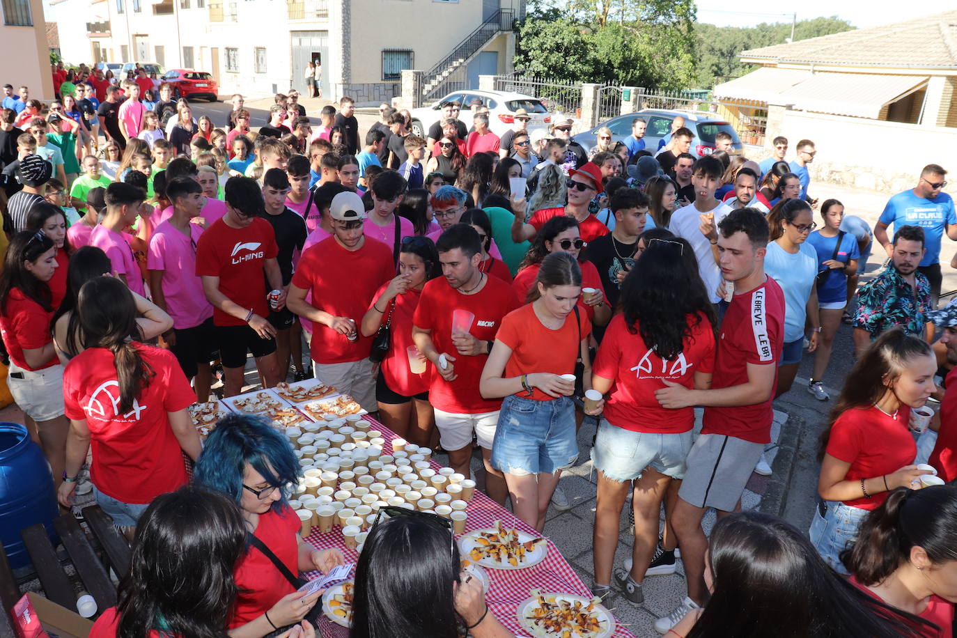 Las peñas disfrutan de la fiesta en Linares de Riofrío