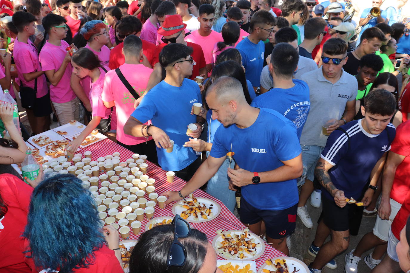 Las peñas disfrutan de la fiesta en Linares de Riofrío