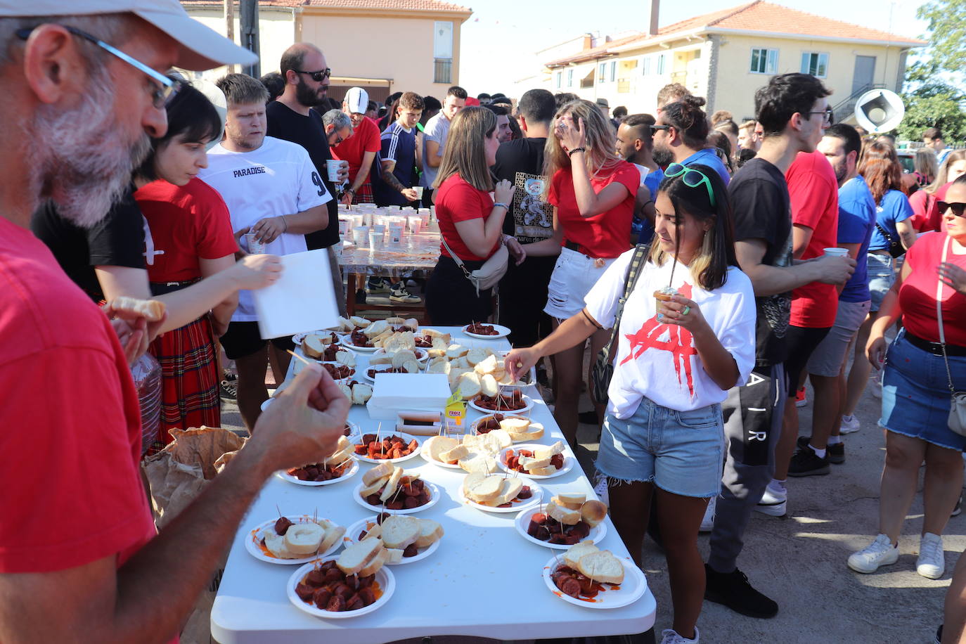 Las peñas disfrutan de la fiesta en Linares de Riofrío