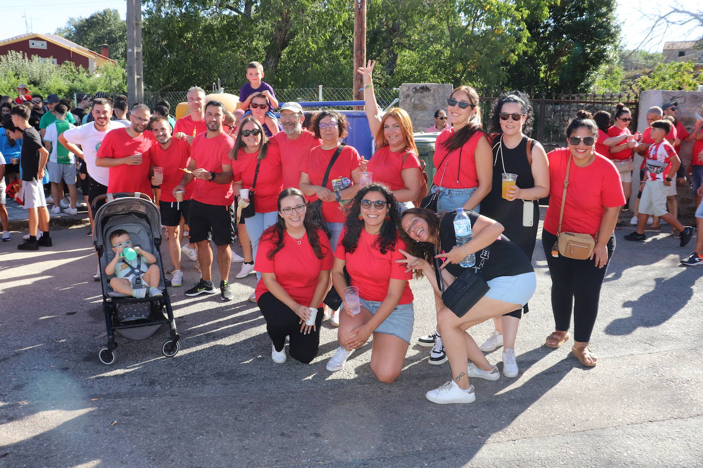 Las peñas disfrutan de la fiesta en Linares de Riofrío