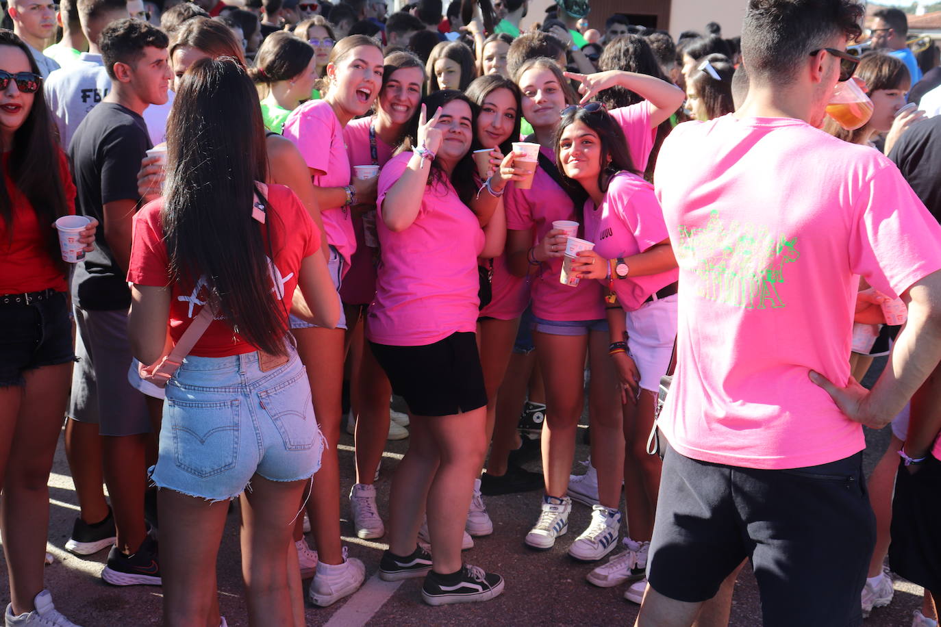 Las peñas disfrutan de la fiesta en Linares de Riofrío