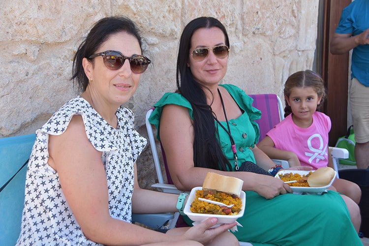 Juventud y gran ambiente en la tradicional paella de Rollán