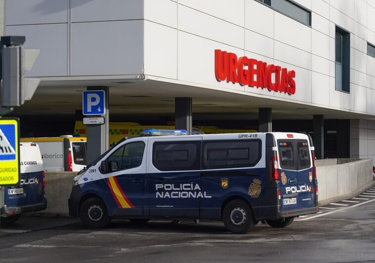 Vehículos de la Policía Nacional en el Hospital de Salamanca.