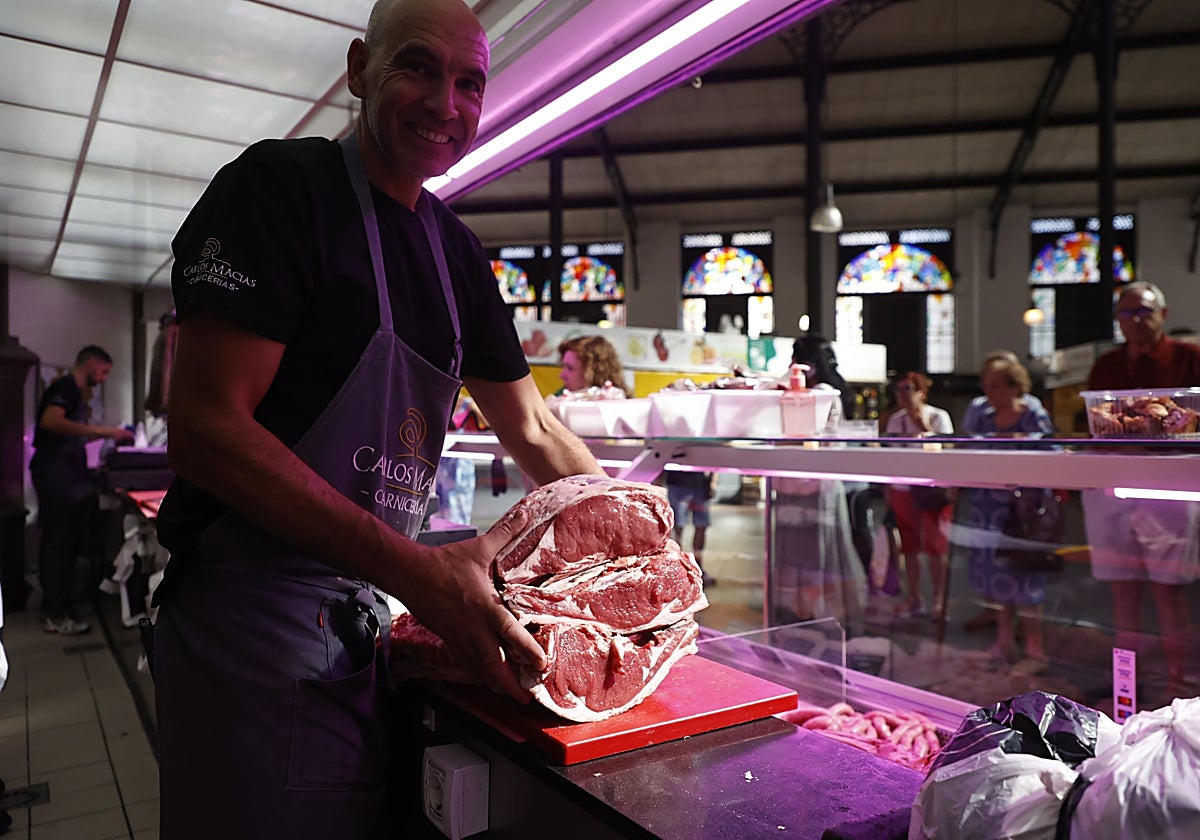 Chuletones en una de las carnicerías del mercado.